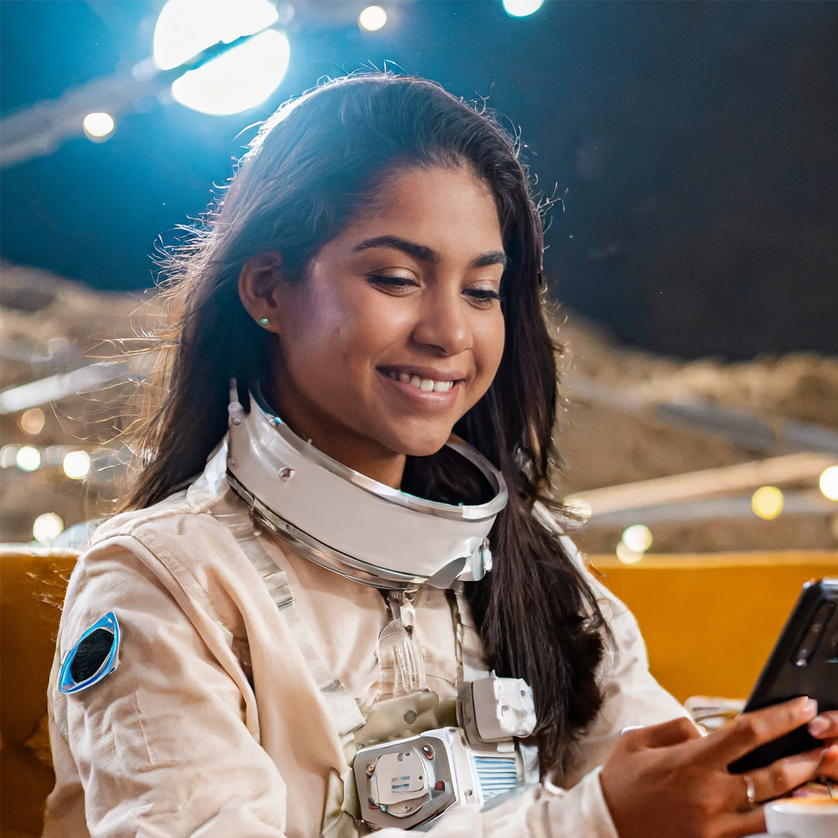 astronauta utilizando celular em uma cafeteria